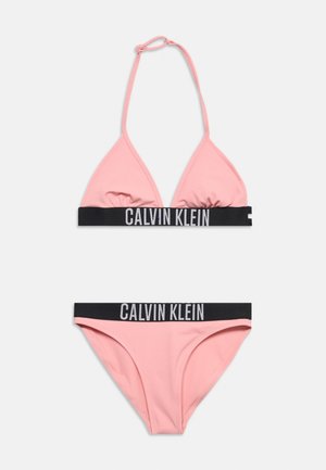 Bikini de triángulo rosa con tira ajustable tipo halter y bandas elásticas negras que presentan la marca "CALVIN KLEIN" en las piezas superior e inferior.