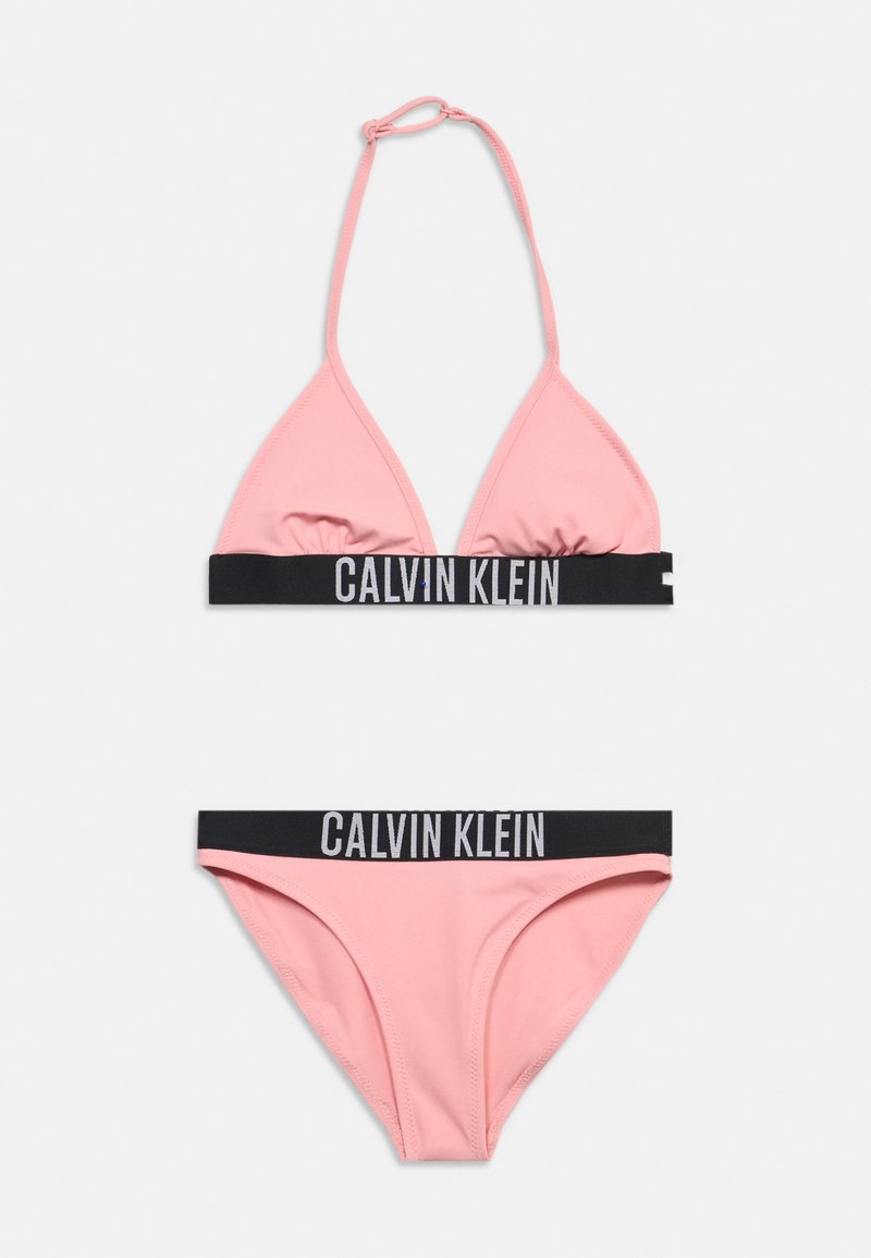 Maillot de bain triangle rose avec bretelle halter ajustable et bandes élastiques noires portant la marque "CALVIN KLEIN" sur le haut et le bas.