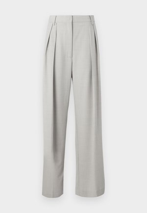 Svetlo sivi nabirani hlače z visokim pasom, širokimi nogami, gladko teksturo in brez vidnih kovinskih delov ali vzorcev.
