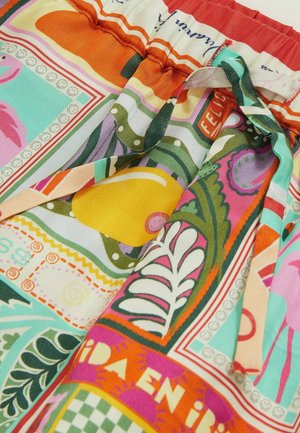 Daugiabriaunė audinio medžiaga su gėlių ir geometriniais raštais, turinti susiraukšlėtą juosmenį ir užtrauktuką, leidžiančią reguliuoti dydį.