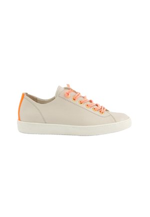 Sneaker in pelle beige con lacci arancioni e dettagli posteriori. Punta rotonda, suola piatta e design minimalista. Texture liscia, stile casual.