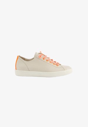 Beige Leder-Sneaker mit orangen Schnürsenkeln und Rückenkante. Rundlicher Zehenbereich, flache Sohle und minimalistisches Design. Glatte Textur, lässiger Stil.