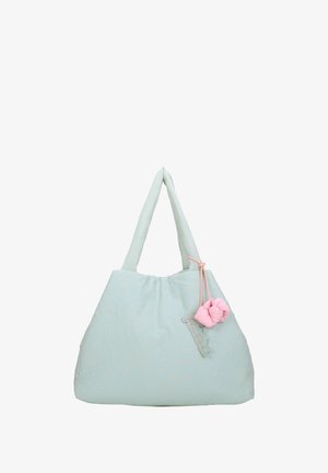 Lichtblauwe stoffen tote bag met twee lange handvaten, een verzameld lichaam en een roze bloemenaccent dat met een koord is bevestigd. Bevat een subtiel patroon.
