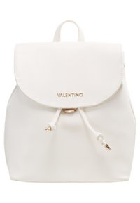 Vit ryggsäck i Saffiano-läder med klaffstängning, snörningsdetalj, hardware i guldton och en liten fram-loga.