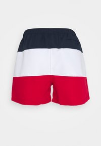 Shorts de bain avec un design en blocs de couleur bleu marine, blanc et rouge. Taille élastique et poche arrière pour plus de commodité. Fabriqués en matériau léger.