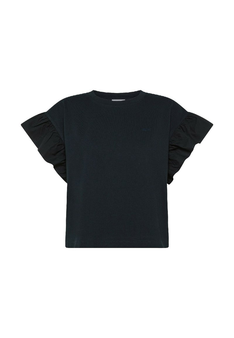 T-shirt nera con maniche corte a volant realizzate in un tessuto a contrasto. Scollo a giro e logo ricamato discreto sul davanti.