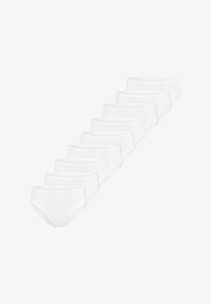 Acht Paare schlichter weißer nahtloser Slips diagonal auf weißem Hintergrund angeordnet.