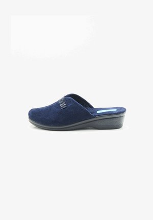 Pantoufle bleu marine avec un dessus doux et texturé, présentant une bande décorative avec de petits accents et une semelle en caoutchouc légère et moulée.
