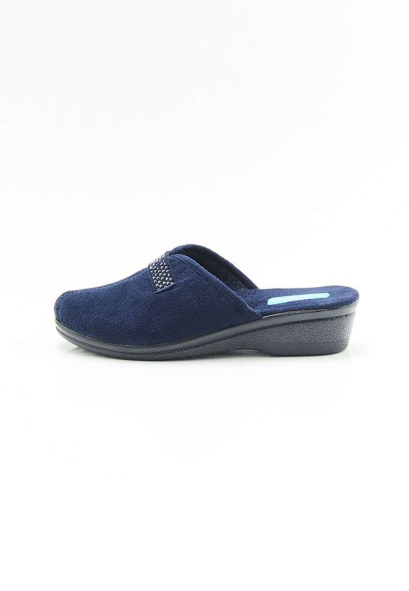 Pantofole blu navy con una tomaia morbida e testurizzata, dotate di una fascia decorativa con piccoli dettagli e una suola in gomma leggera e sagomata.