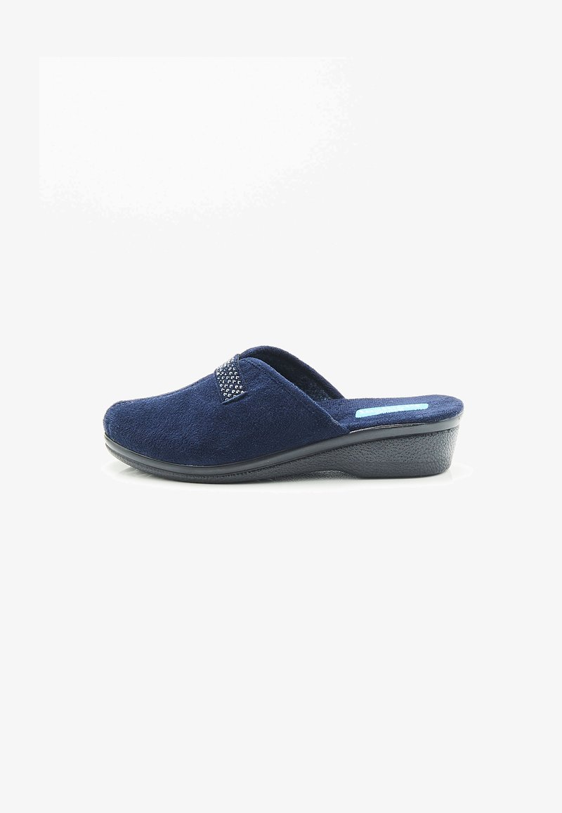 Marineblauwe slipper met een zachte, gestructureerde bovenkant, voorzien van een decoratieve band met kleine accenten en een lichtgewicht, gevormde rubberen zool.