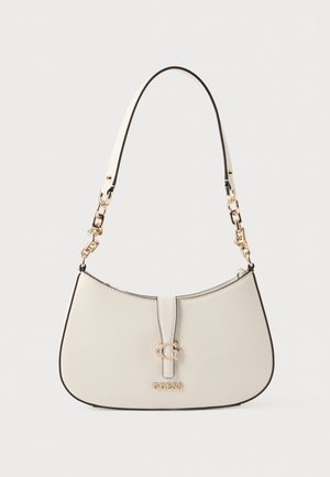 Witte leren handtas met een gebogen vorm, gouden hardware, centraal logo-accent en een afneembare band met schakels.