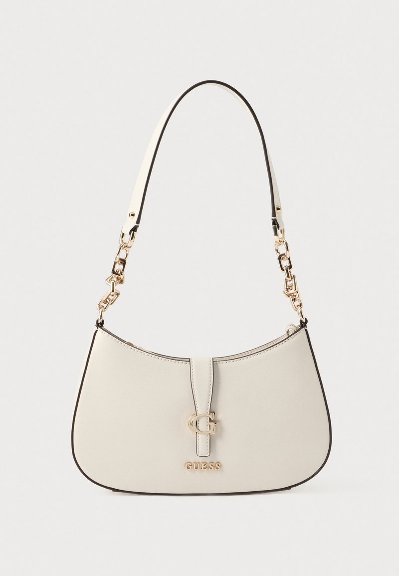 Witte leren handtas met een gebogen vorm, gouden hardware, centraal logo-accent en een afneembare band met schakels.