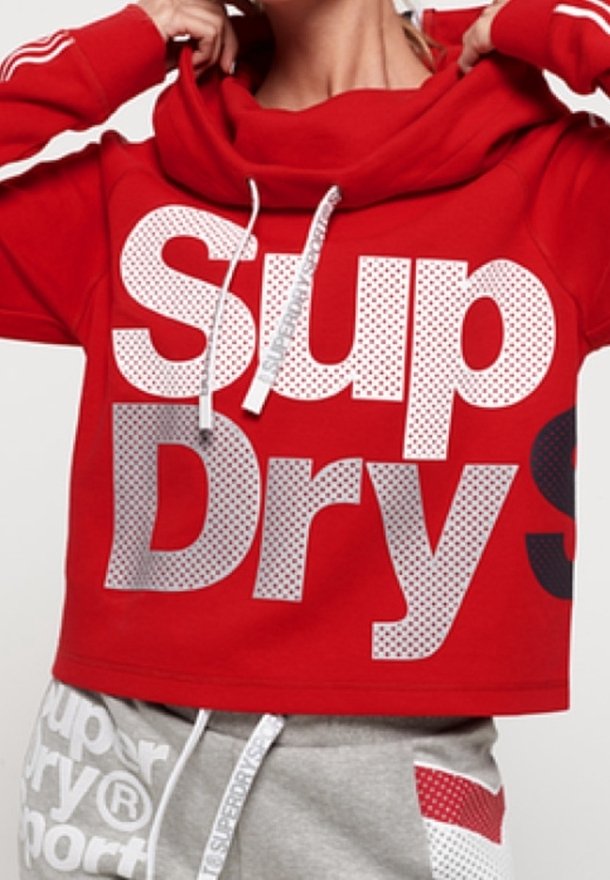 Sudadera con capucha roja con gran texto perforado "Sup" y "Dry" en blanco y gris. Tiene cordones y un corte holgado.