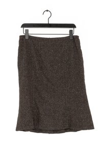 Hnědá tkaná sukně visící na černém ramínku. A-line design s texturovaným povrchem a jemnými barevnými variacemi, bez viditelných zapínání.