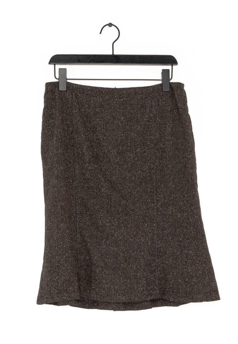 Hnědá tkaná sukně visící na černém ramínku. A-line design s texturovaným povrchem a jemnými barevnými variacemi, bez viditelných zapínání.