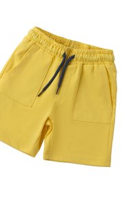 Shorts di cotone giallo con cintura elastica, cordino blu e due tasche frontali; texture liscia, design a taglio dritto.