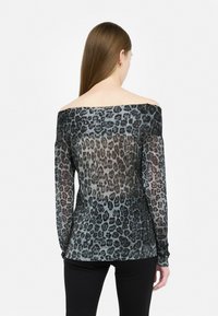 Schwarzes und graues schulterfreies Langarmoberteil mit einem transparenten Leopardenmuster, das ein enges Design und eine weiche Textur aufweist.