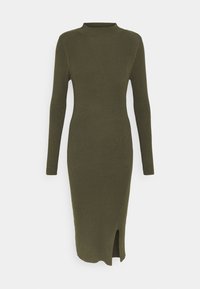 Robe en maille vert olive à manches longues, col montant, coupe ajustée et fente latérale pour faciliter les mouvements. Texture côtelée sur toute la surface.