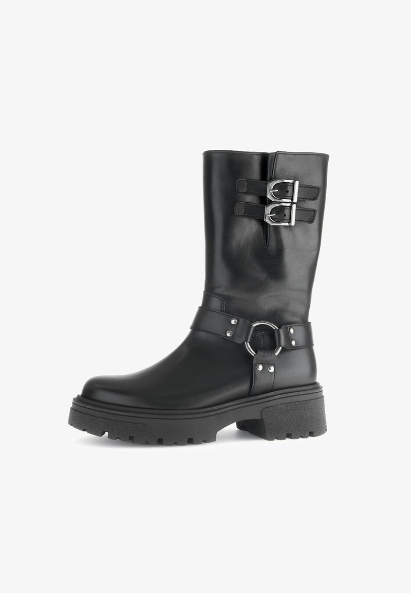 Bottine en cuir noire mi-mollet avec des sangles à double boucle en argent en haut, un détail en anneau argenté et une semelle texturée épaisse.