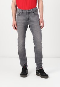 Tommy Jeans AUSTIN SLIM - Vaqueros tapered - denim grey