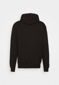 Sweat à capuche noir à manches longues, montré de dos avec capuche et poignets et ourlet côtelés, présenté sur un fond blanc uni.