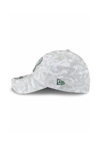 Graue Camouflage-Baseballmütze mit gebogenem Schirm, gesticktem Logo in Grün und Knopf oben. Hergestellt aus einem Stoff mit strukturierten Oberflächen.