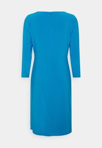 Blå långärmad klänning med rak skärning, dragkedja bak och slät textur. Minimalistisk design, inga mönster eller detaljer synliga.