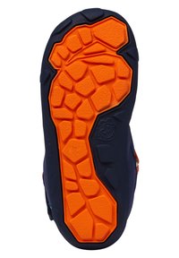 Schoenenzool met een getextureerd oranje rubberpatroon op een marineblauwe achtergrond, met een robuust loopvlakontwerp voor verbeterde grip en duurzaamheid.