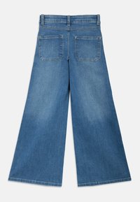 Jeans hlače širokih hlačnic v svetlo modri barvi, z gladko teksturo, dvema zadnjima žepoma in standardnim pasom.