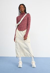 Nike Sportswear LOGO - Vesta - red sepia/light orewood brown/white