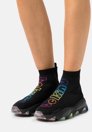 Botas negras de punto hasta el tobillo con diseño tipo calcetín, con letras multicolor y suela de goma texturizada con detalles transparentes.