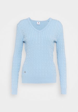 Lyseblå kabelstrikket V-hals sweater med lange ærmer og ribstrikkede manchetter og kant, vist på en hvid baggrund.