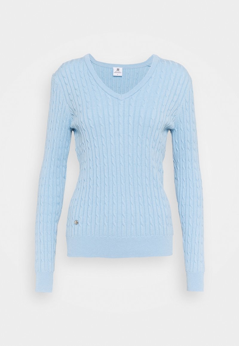 Pull bleu clair en maille torsadée à col en V, manches longues, poignets et ourlet côtelés, présenté sur fond blanc.