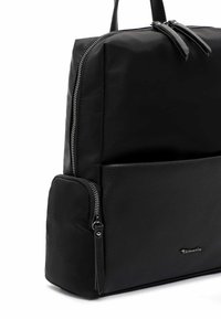 Sac à dos noir en nylon lisse et cuir, doté d'une fermeture éclair sur le dessus, d'une poche zippée à l'avant et d'un détail de marque sur le côté.