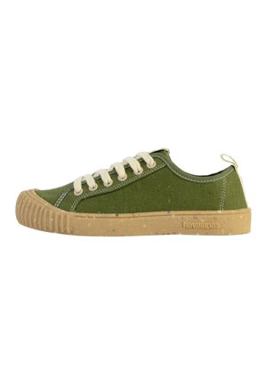 Baskets en toile verte avec lacets crème et semelle en caoutchouc beige moucheté. Dotées d'un bout arrondi et de détails cousus. Logo en caoutchouc au niveau du talon.
