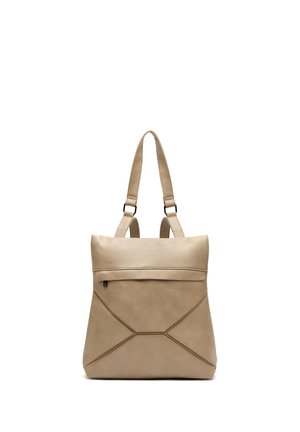 Beige Ledertasche mit verstellbaren Schulterriemen, vorderer Reißverschlusstasche und geometrischen Steppnähten auf glatter Oberfläche.