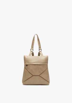 Beige Ledertasche mit verstellbaren Schulterriemen, vorderer Reißverschlusstasche und geometrischen Steppnähten auf glatter Oberfläche.