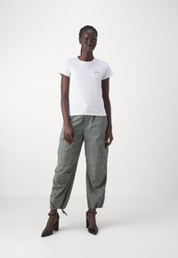 Levi's® THE PERFECT TEE - Marškinėliai su spaudiniu - bright white