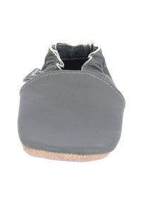 Schwarzer Slipper aus glattem Leder mit runder Zehenpartie, elastischer Öffnung und strukturiertem Kork-ähnlichem Sohle.