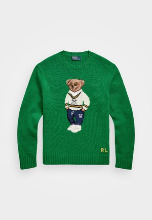 Suéter de punto verde con un gráfico de un oso que lleva un suéter blanco y pantalones azules, con puños y dobladillo acanalados, y "RL" bordado en amarillo.