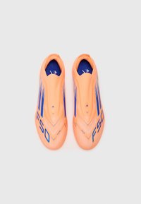 adidas Performance F50 PRO LACELESS TURF FOOTBALL BOOTS - Voetbalschoenen voor kunstgras - beam orange/lucid blue/white