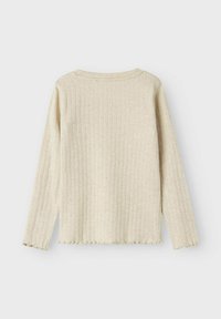 Lichtbeige geribde trui met een ronde halslijn, lange mouwen en een golvende zoom. Zachte textuur met een eenvoudig ontwerp.