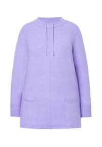 Maglione lavanda con collo alto, coulisse, maniche lunghe e due tasche frontali a toppa in un morbido tessuto testurizzato.