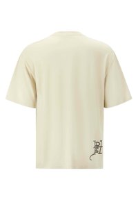 Camiseta de algodón de manga corta en color crema con un corte relajado, que presenta un pequeño detalle gráfico gris cerca de la parte inferior izquierda de la espalda.