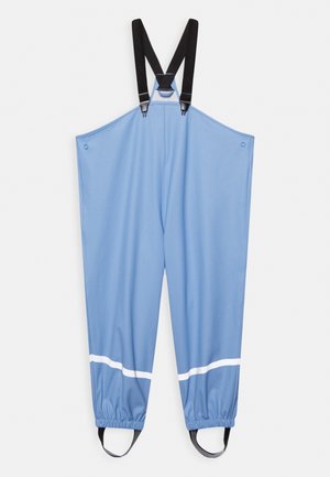 Lyseblånne vandtætte overalls med sorte justerbare skulderstropper, elastiske ankelmanchetter, reflekterende hvide striber tæt på benenes nederste del og fodstropper.