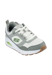 Baskets grises et blanches en maille et matériau synthétique, design à lacets, col rembourré, accent logo vert et semelle extérieure en caoutchouc avec amorti à air.