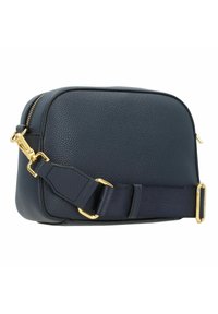 Borsa a tracolla in pelle blu navy con finitura testurizzata, accessori in oro e tracolla in tessuto regolabile. Presenta una chiusura con zip.