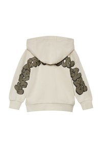 Beige hoodie met een groen en zwart gestileerde bubbeltekst graphic op de achterkant en langs beide mouwen.