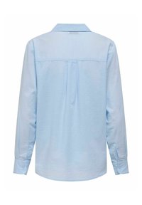 Ανοιχτό μπλε πουκάμισο μακρυμάνικο με αντεπίστροφο γιακά, κουμπωτές μανσέτες και μια κεντρική πτύχωση στην πλάτη; κατασκευασμένο από μαλακό ύφασμα με λεία υφή.