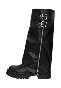 Botas negras hasta la rodilla, hechas de cuero suave, con una cremallera lateral, dos hebillas ajustables y una suela resistente para mayor tracción.